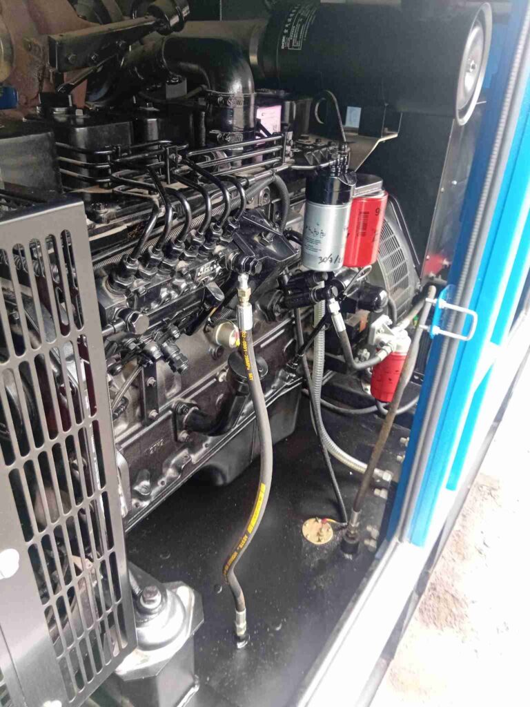 "Filtro de combustible instalado en un grupo electrógeno diésel."
